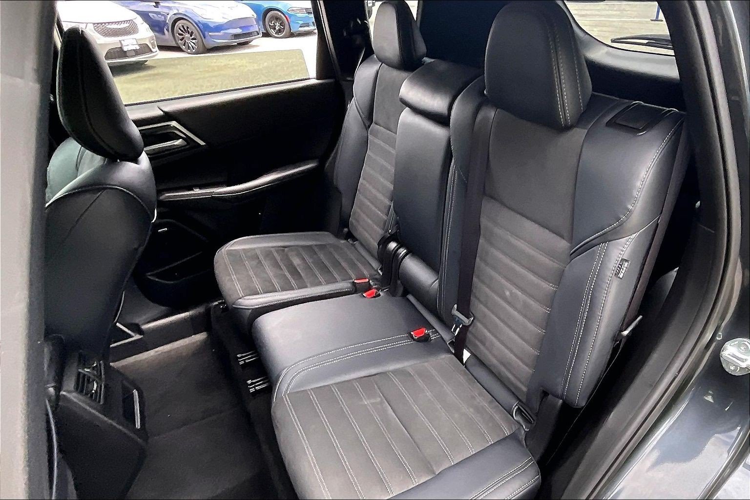 Used 2025 Mitsubishi Outlander SE FWD image 24