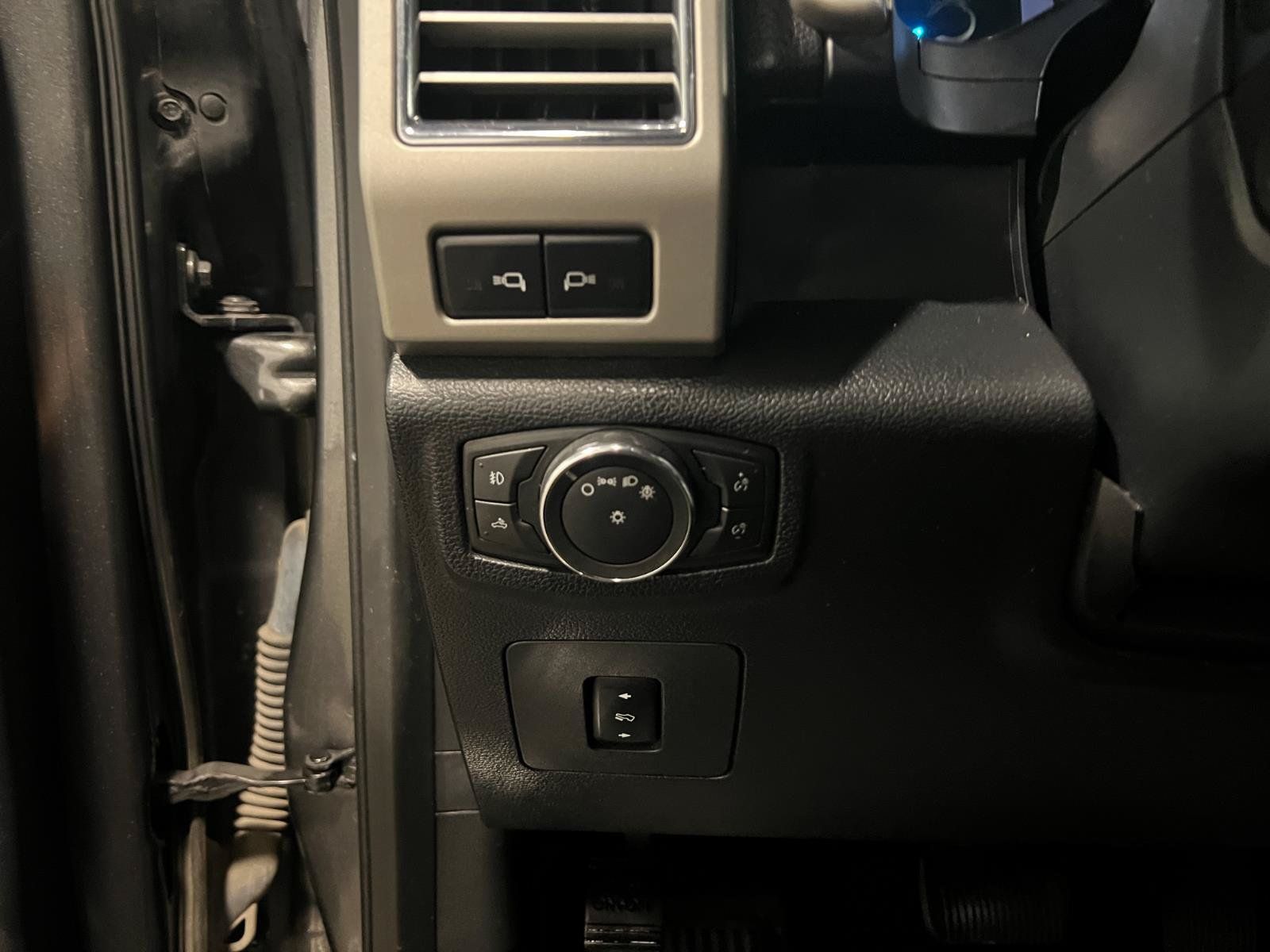 Used 2016 Ford F150 Lariat w/ Equipment Group 502A Luxury AWD/4WD image 15