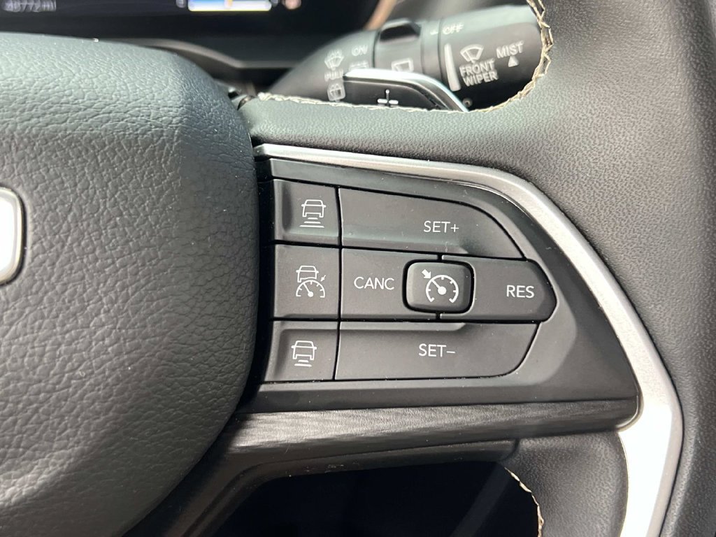 Used 2023 Jeep Grand Cherokee Laredo AWD/4WD image 23