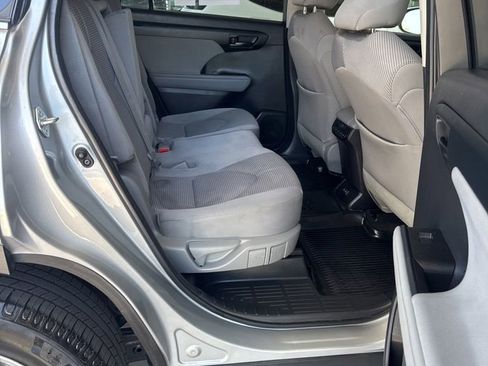 Used 2023 Toyota Highlander LE FWD image 7