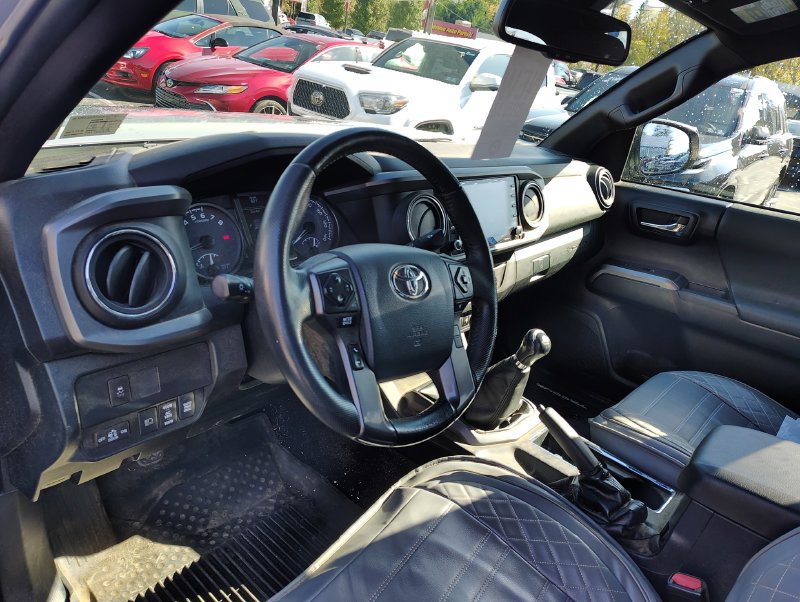 Used 2020 Toyota Tacoma TRD Off-Road w/ Blackout Package AWD/4WD image 10
