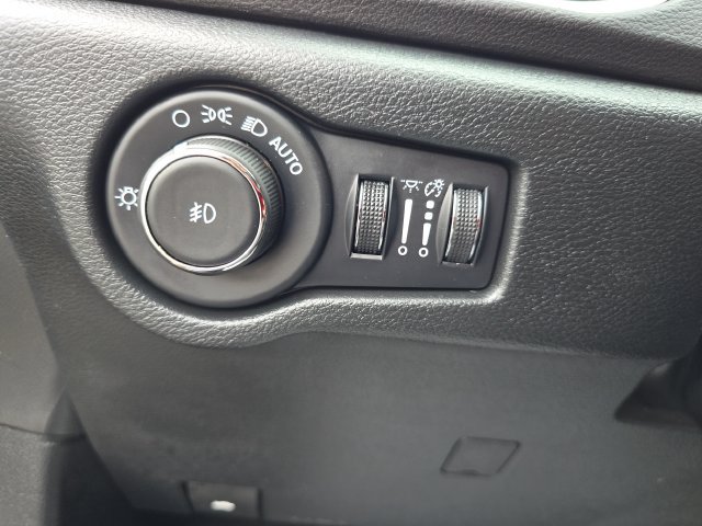 Used 2025 Chrysler Pacifica Select FWD image 28