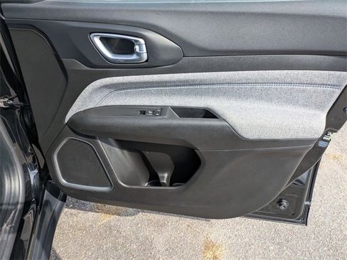 Used 2024 Jeep Compass Latitude image 28