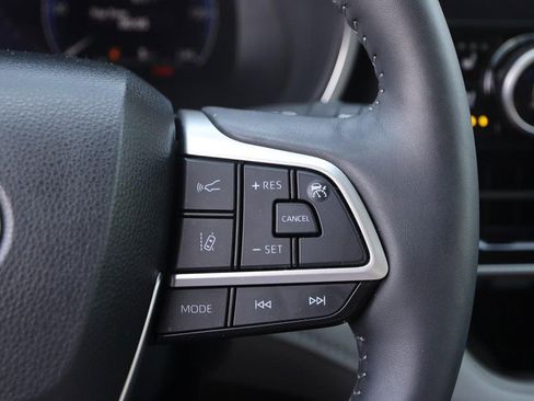 Used 2024 Toyota Highlander Platinum FWD image 16