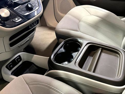 Used 2021 Chrysler Pacifica Touring image 18