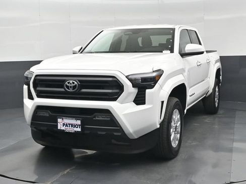 Used 2025 Toyota Tacoma SR5 AWD/4WD image 38