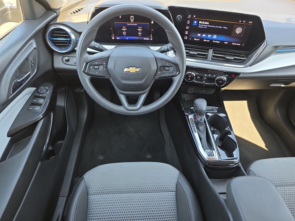 Used 2025 Chevrolet Trax LT FWD image 12