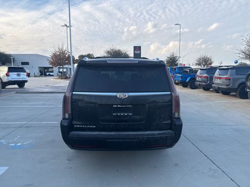 Used 2020 Cadillac Escalade ESV Platinum image 4