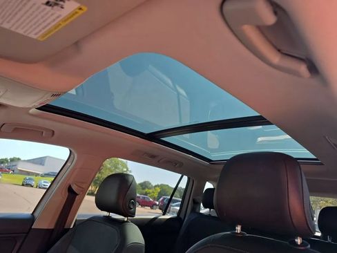 Used 2018 Volkswagen Tiguan SE w/ Panoramic Sunroof Package FWD image 17