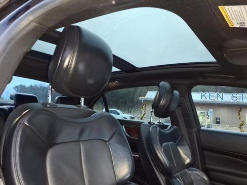 Used 2017 Lincoln Continental Select image 6