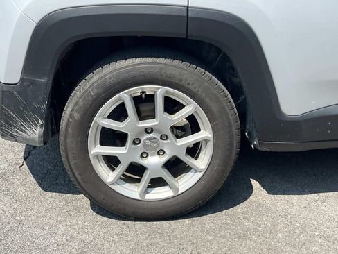 Used 2020 Jeep Renegade Latitude FWD image 14
