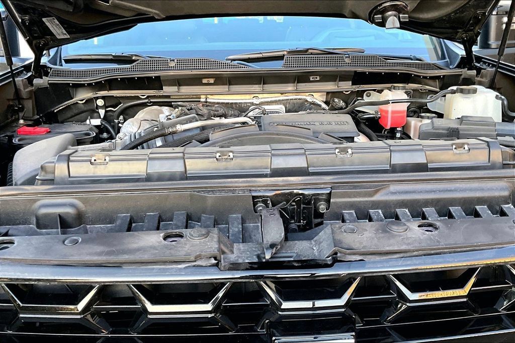 Used 2025 Chevrolet Silverado 2500 ZR2 w/ Technology Package AWD/4WD image 9