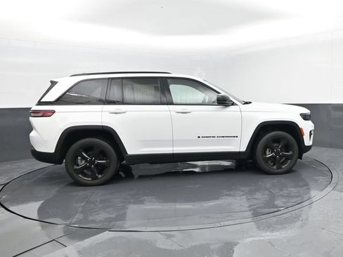 Used 2023 Jeep Grand Cherokee Altitude AWD/4WD image 4