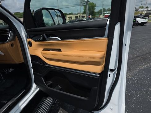 Used 2025 Jeep Grand Wagoneer Series III w/ Rear Seat Video Group 1 AWD/4WD image 37