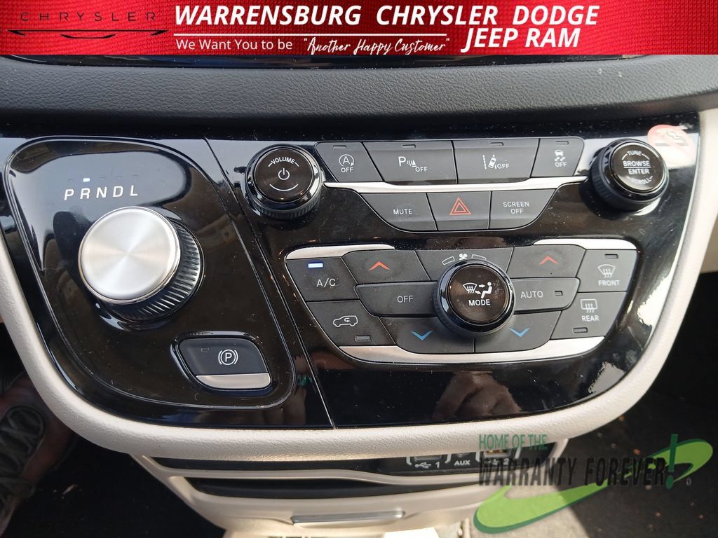 Used 2024 Chrysler Pacifica Touring-L FWD image 25
