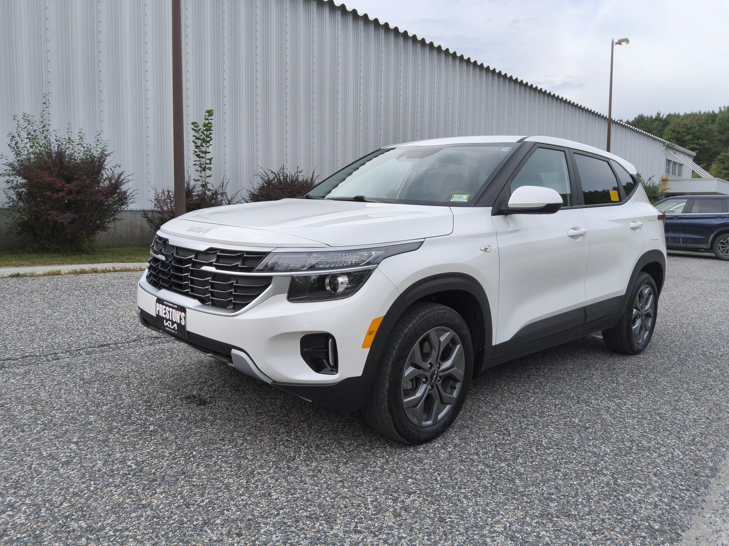 Used 2025 Kia Seltos LX AWD/4WD image 3