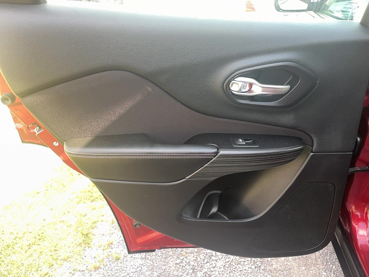 Used 2015 Jeep Cherokee Sport w/ Sport Appearance Group FWD image 8