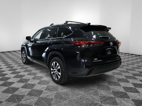 Used 2022 Toyota Highlander XLE image 3