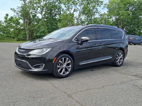 Used 2019 Chrysler Pacifica Limited w/ Tire & Wheel Group FWD image 6