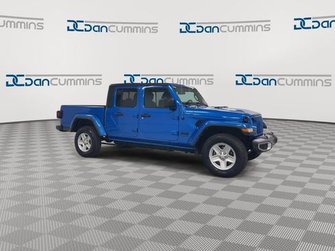 Used 2023 Jeep Gladiator Sport AWD/4WD image 2