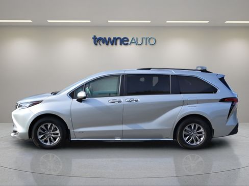 Used 2021 Toyota Sienna XLE AWD/4WD image 3