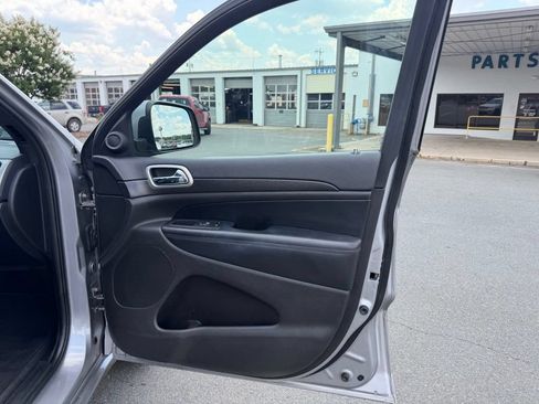Used 2018 Jeep Grand Cherokee Altitude RWD image 30