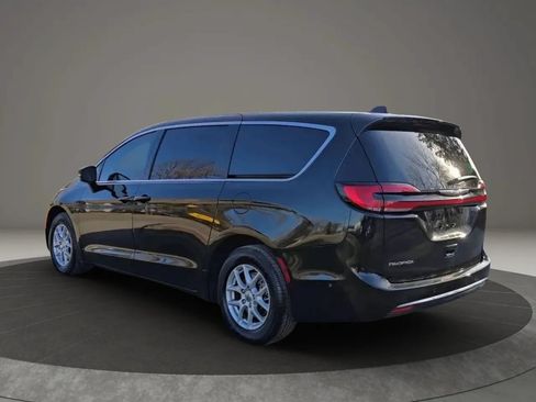 Used 2023 Chrysler Pacifica Touring-L FWD image 2