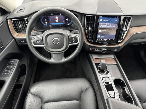 Used 2022 Volvo XC60 B5 Momentum w/ Climate Package image 7