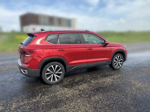 Used 2023 Volkswagen Taos SE w/ Panoramic Sunroof Package AWD/4WD image 3