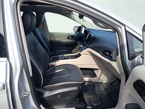 Used 2024 Chrysler Pacifica Limited FWD image 17