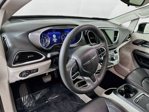 Certified 2024 Chrysler Pacifica Touring-L FWD image 16