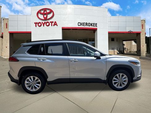 Used 2024 Toyota Corolla Cross LE FWD image 4