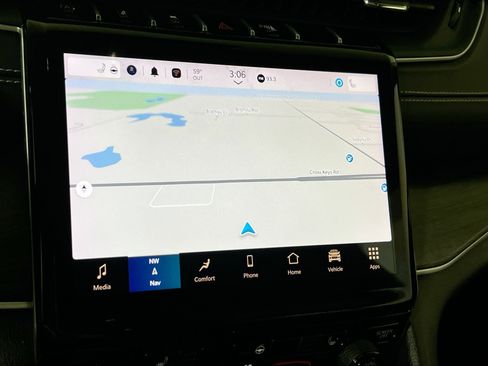 Used 2023 Jeep Grand Cherokee Limited image 13