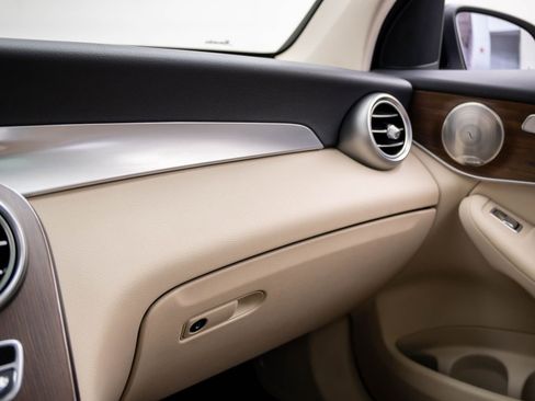 Used 2021 Mercedes-Benz GLC 300 4MATIC image 28