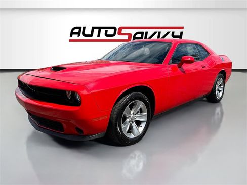 Used 2022 Dodge Challenger SXT image 3