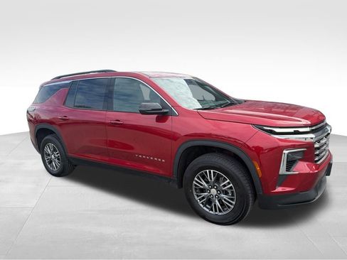 Used 2025 Chevrolet Traverse LT image 6