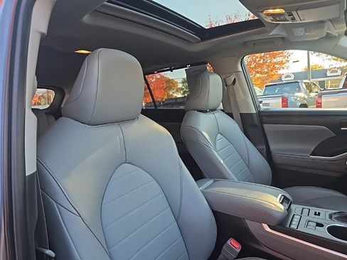 Certified 2022 Toyota Highlander XLE image 13