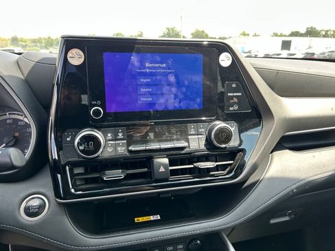 Used 2024 Toyota Highlander XLE FWD image 7