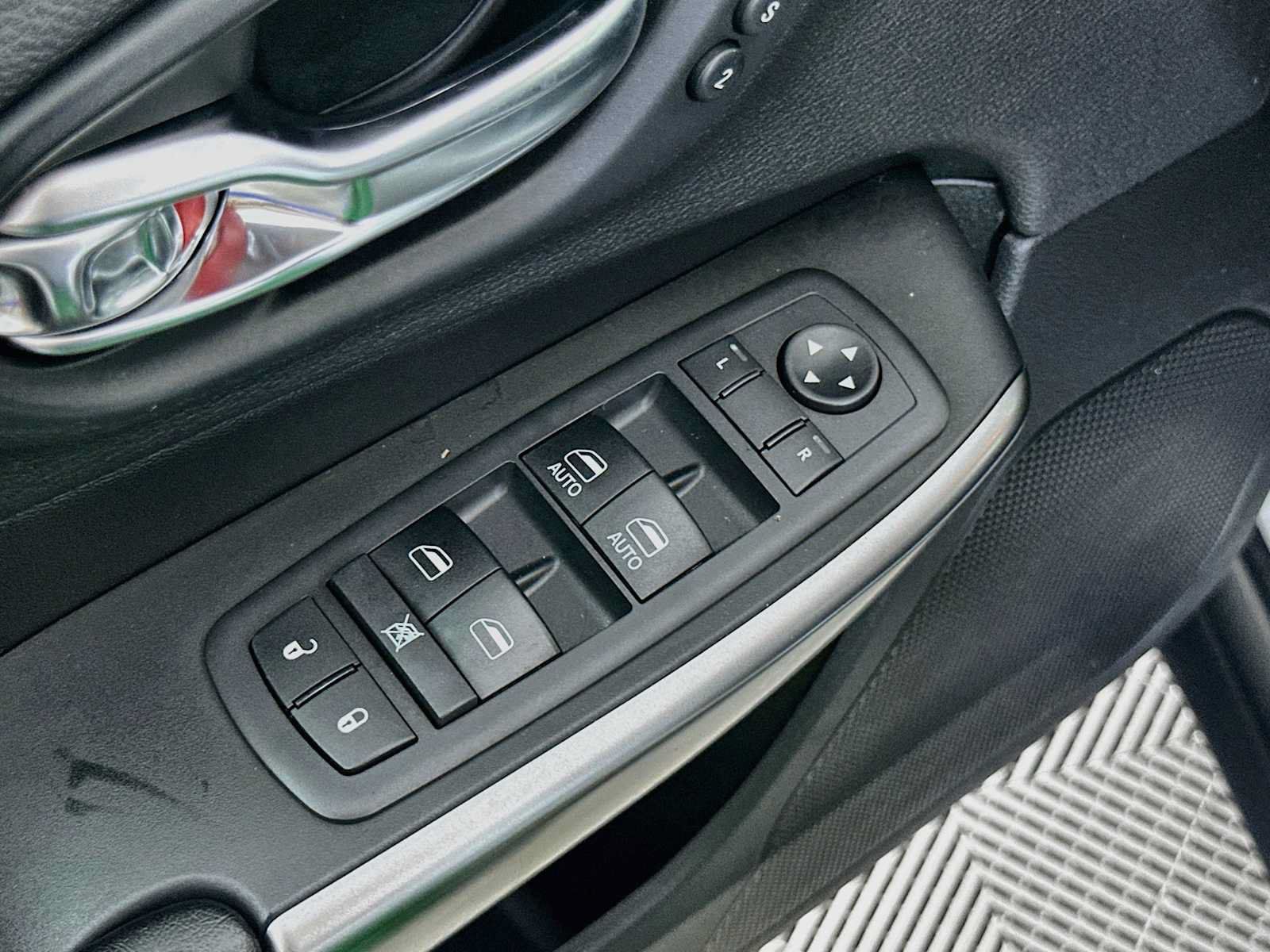 Used 2019 Jeep Cherokee Limited AWD/4WD image 15