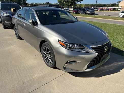 Used 2016 Lexus ES 350 w/ Premium Package w/Wood Trim FWD image 4