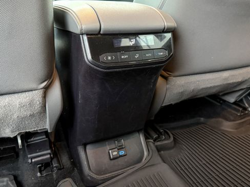 Used 2022 Toyota Highlander LE image 32