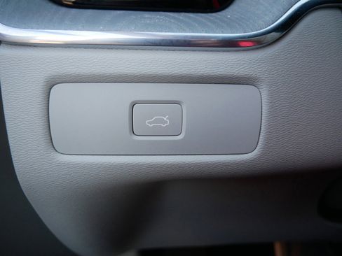 Used 2023 Volvo XC60 B5 Ultimate image 18