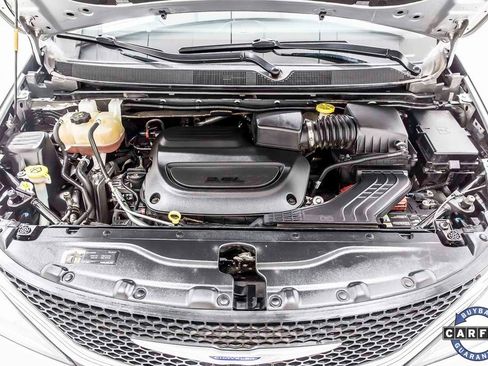 Used 2020 Chrysler Pacifica Touring-L image 40