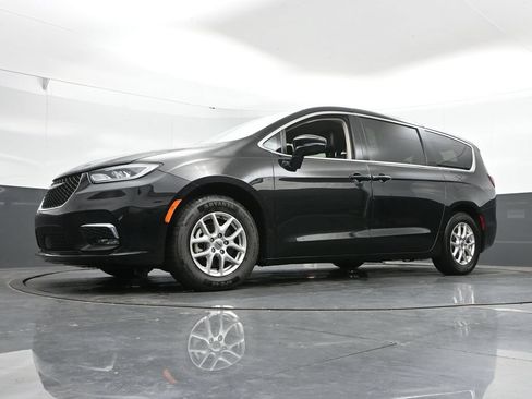 Used 2024 Chrysler Pacifica Touring-L FWD image 44