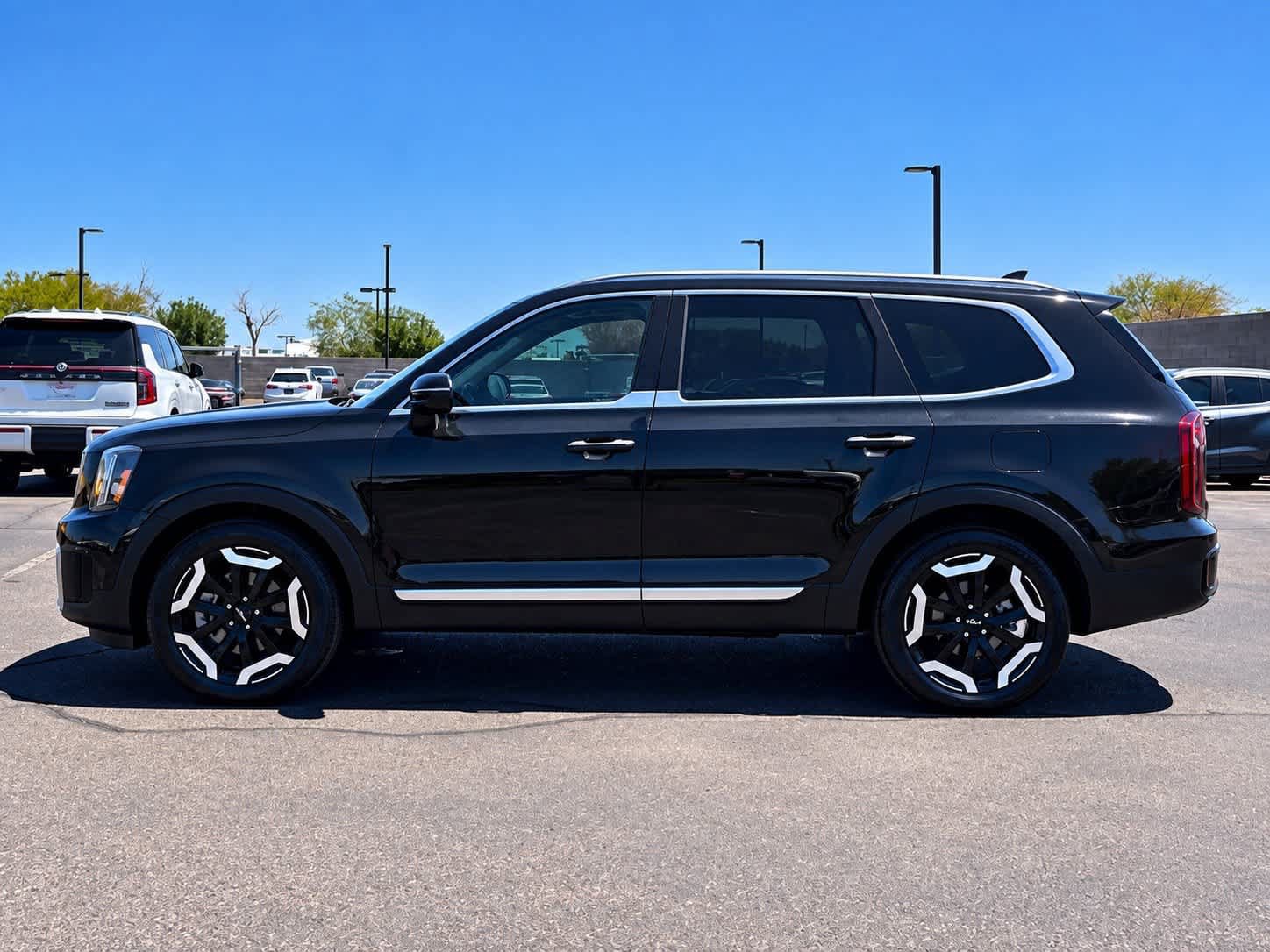 Used 2023 Kia Telluride S FWD image 3