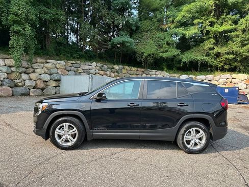 Used 2022 GMC Terrain SLE FWD image 2