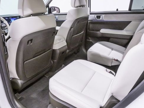 Used 2025 Hyundai Santa Fe Calligraphy image 12