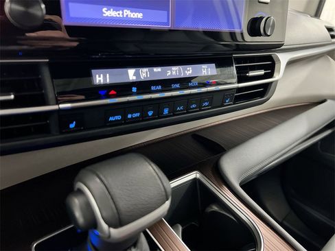 Used 2024 Toyota Sienna XLE image 16