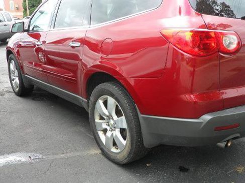 Used 2011 Chevrolet Traverse LT w/ Personal Connectivity Package FWD image 6