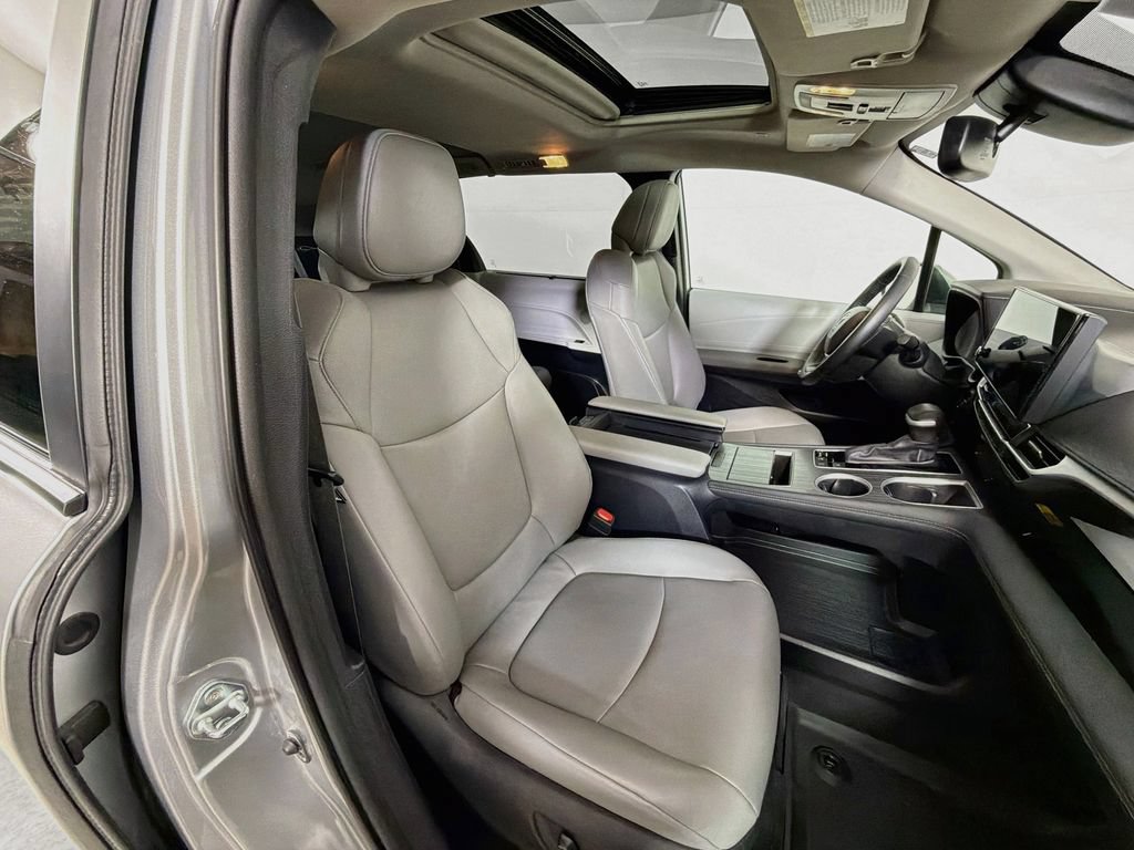 Used 2025 Toyota Sienna XLE FWD image 25